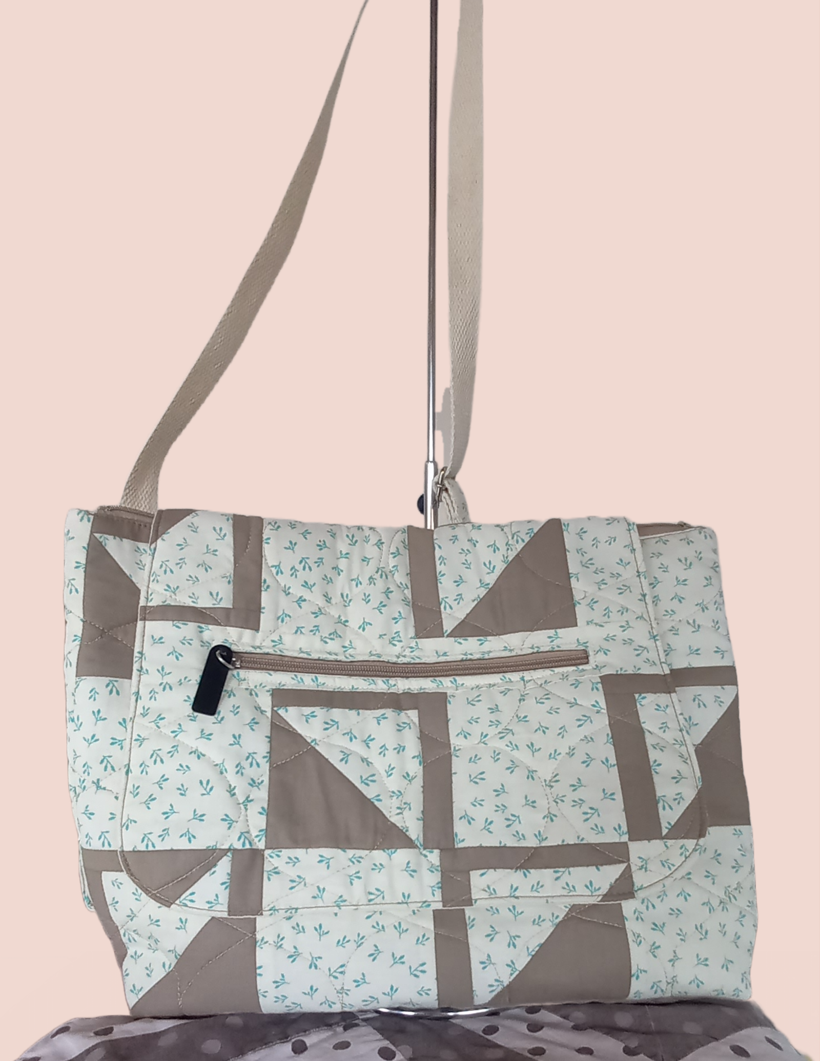 Bolsa mochila personalizada com patchwork.