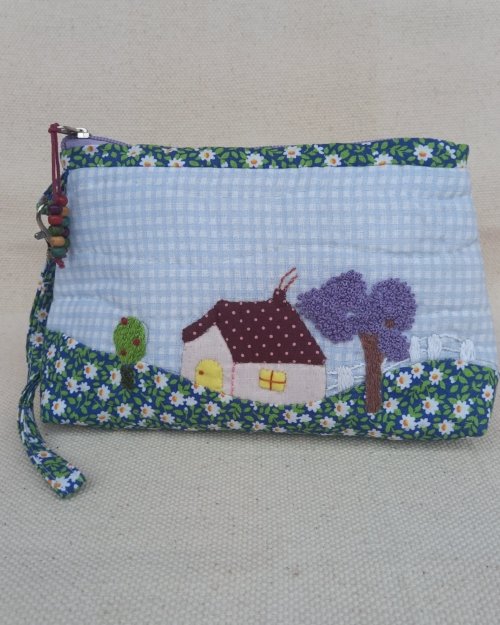 Necessaire com aplicação de casa no sítio