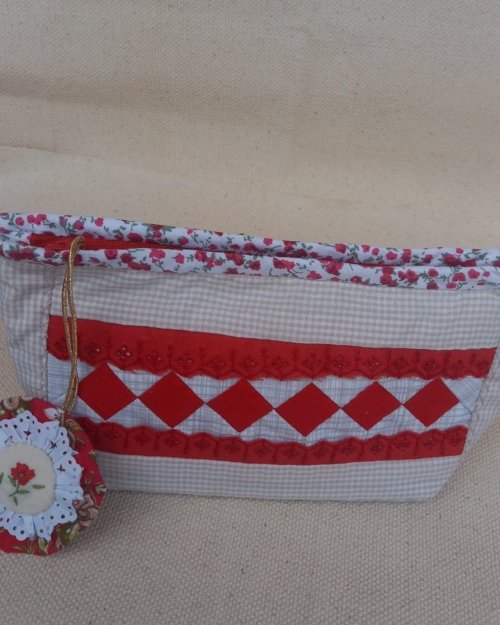 Necessaire vermelho discreto.