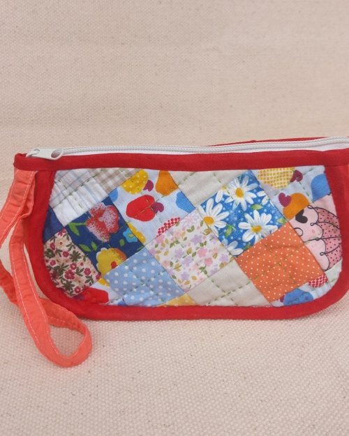 Bolsinha de mão com patchwork