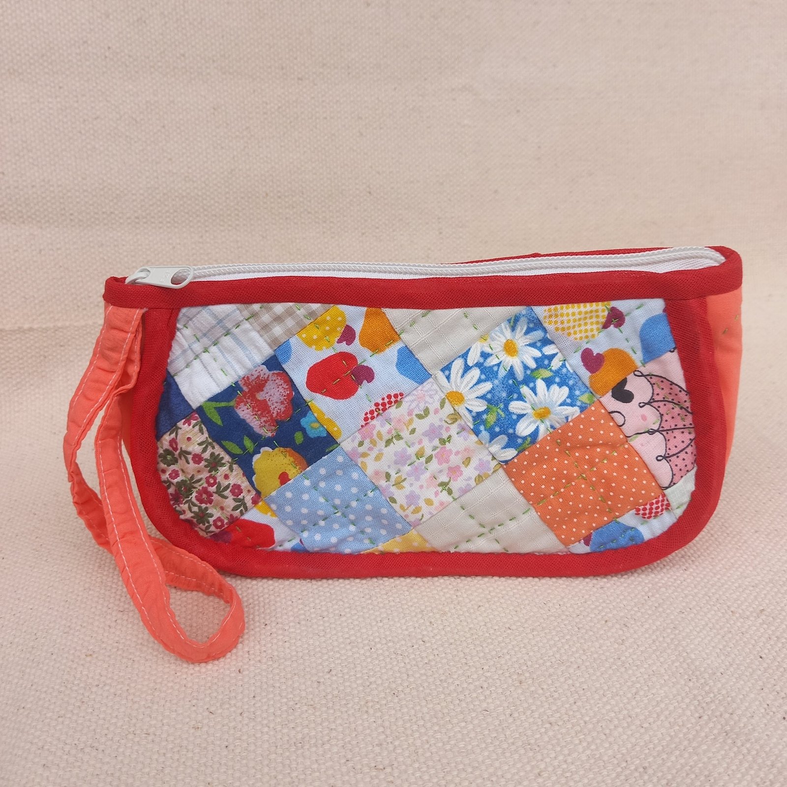 Bolsinha de mão com patchwork