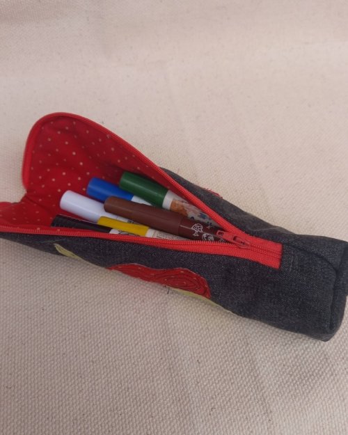 Estojo para apis e canetas em jeans