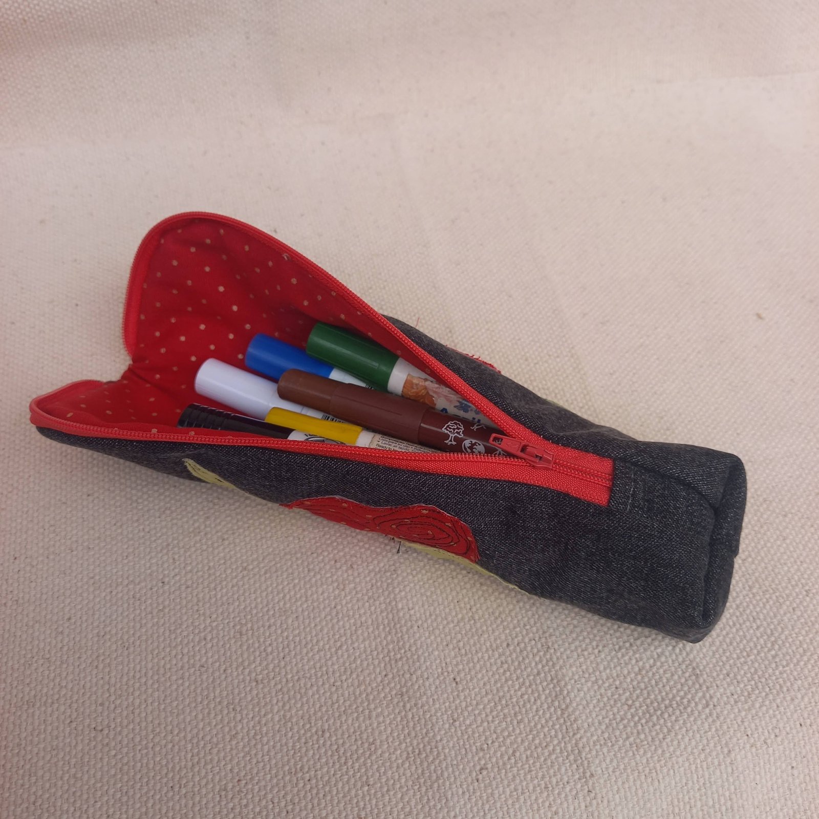 Estojo para apis e canetas em jeans