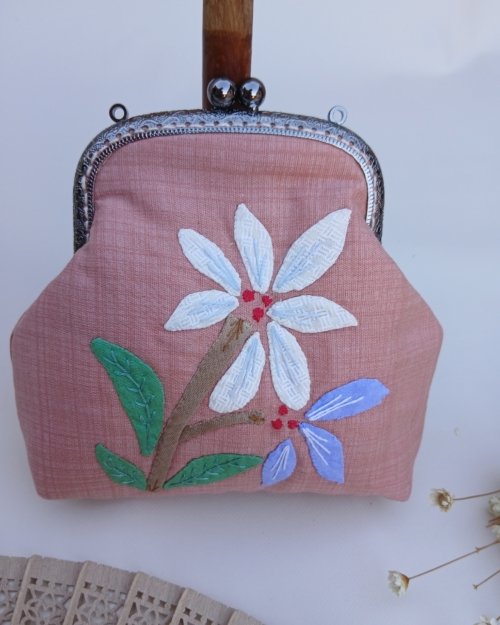 Bolsinha rosa víntage com fecho da vovó