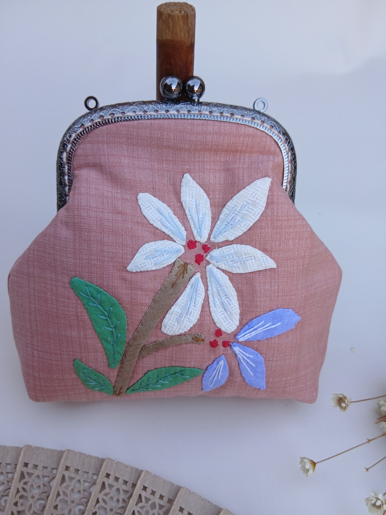 Bolsinha rosa víntage com fecho da vovó
