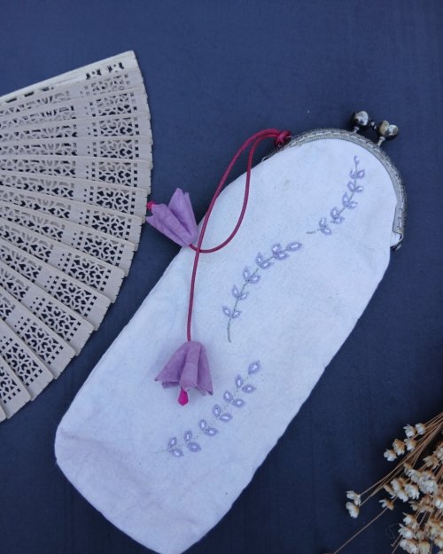 Bolsinha para óculos de sol.